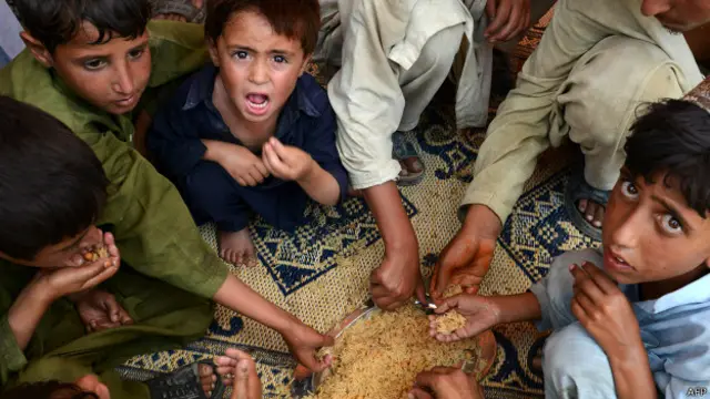 متاثرہ طلبا و طالبات کے علاوہ وزیرستان سے نقل مکانی کرنے والے اساتذہ سے بھی کہا گیا ہے کہ وہ مقامی انتظامیہ سے رابطے میں رہیں تاکہ ان کی اصل تعداد سامنے آسکے