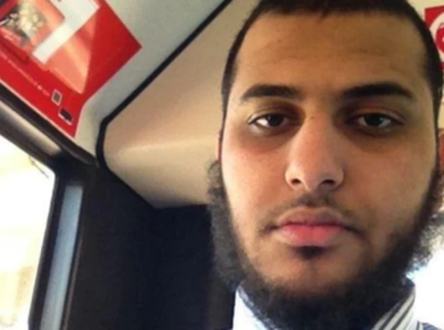 يبلغ ناصر المثنى عشرين عاما وكان مرشحا لدراسة الطب