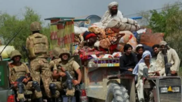 د پاکستان پوځ وايي له عملیاتو دمخه یې د سیمې اوسیدونکي له سیمې ایستلي وو او په بیا بیا اعلانونه کوي چې خلک دې له سیمې ووځي. 