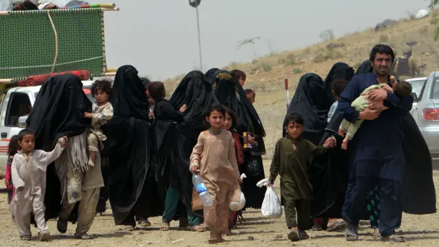 د بي بي سي خبرياله نګار شمايله خان وايي: ''له قبايلي ښځو سره د څو ساعتونو تېرولو وروسته را راته معلومه شوه چې دوی خوړو او د څښاک اوبو ته اړتيا لري، خو تر دې زياتې يې هغه محدودې ازادۍ يادېږي چې دوی په خپلو کورونو کې لرلې''. 