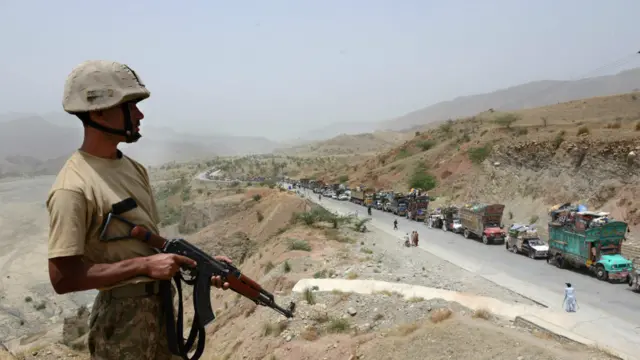 وفاقی حکومت ، پنجاب اور سندھ حکومتوں کی طرف سے متاثرین کو خیبر پختون خوا تک محدود رکھنے کے فیصلے سے متاثرین کی مایوسی میں مزید اضافہ ہوا ہے۔