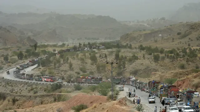 گذشتہ سال جب شمالی وزیرستان میں کارروائی کا آغاز ہوا تھا تو شوال کے مقامی افراد کو نقل مکانی کے لیے نہیں کہا گیا اور اب وہ وہاں محصور ہو گئے ہیں: قبائلی رہنما