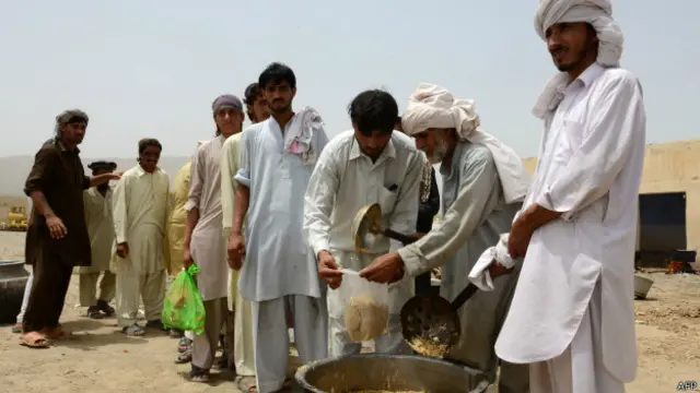 ۔۔۔کیا کہا خیمے؟ وہ تو ابھی پانی کے جہاز سے آ رہے ہیں