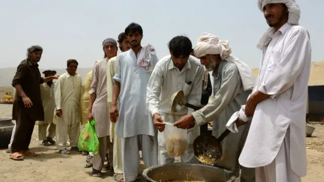 وفاق ، سندھ اور پنچاب کی حکومتوں نے فیصلہ کیا ہے کہ شمالی وزیرستان سے نقل مکانی کرنے والے افراد کو ان کے علاقوں میں جانے کی اجازت نہیں دی جائیگی اور اس سلسلے میں بعض خاندانوں کو ٹیکسلا کے مقام پر روک کر انھیں واپس خیبر پختونخوا کی طرف بھیجا بھی جا چکا ہے۔