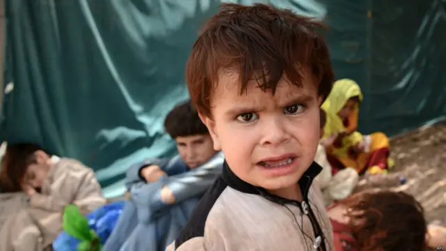 کئی خاندانوں نے پیدل 18 سے 20 گھنٹوں کی مسافت طے کی اور خواتین ، بچوں اور مال مویشی سمیت بنوں پہنچے۔