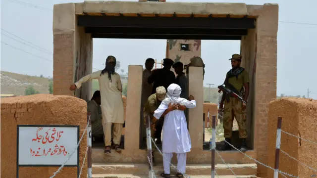 هغه کسان چې له شمالي وزيرستان نه بنو او نورو سيمو ته ځي د امنيتي ځواکونو له لوري په جدي ډول څارل کېږي، چې وسلوال جنګيالي په کې نه وي. 