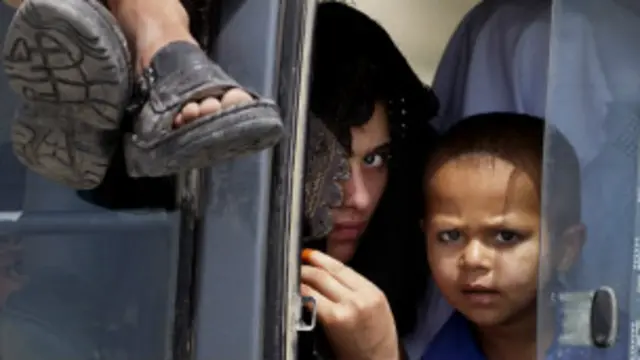 په شمالي وزیرستان کې د پاکستاني پوځ د علیاتو له کبله دغه کورنۍ خپلو سیمو پریښودو ته اړې شوي