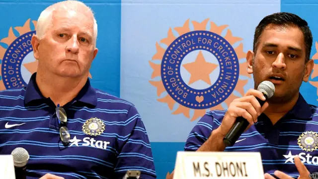 भारतीय क्रिकेट टी के कप्तान, महेंद्र सिंह धोनी और कोच डंकन फ्लेचर