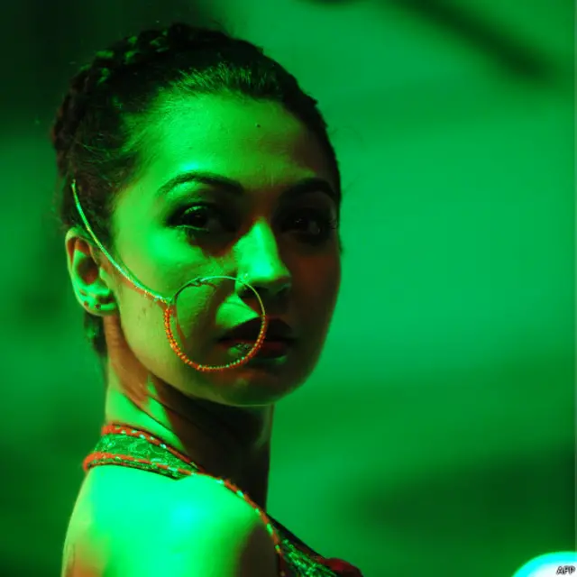  20 جون کو کراچی میں ہونے والے فیشن شو میں مختلف ڈزائنروں نے اپنے لباسوں کی نمائش کی۔