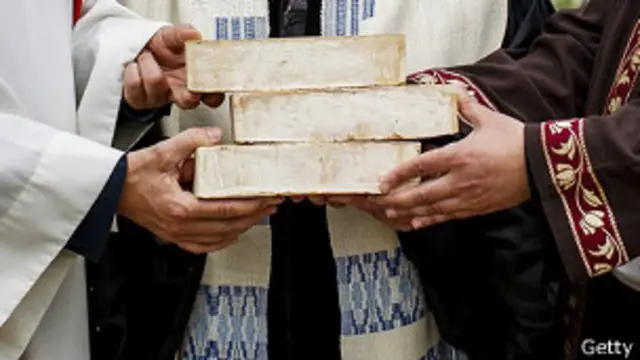 La manos del rabino Tovia Ben-Chorin, el padre Gregor Hohberg y el imán Kadir Sanci con ladrillos simbólicos