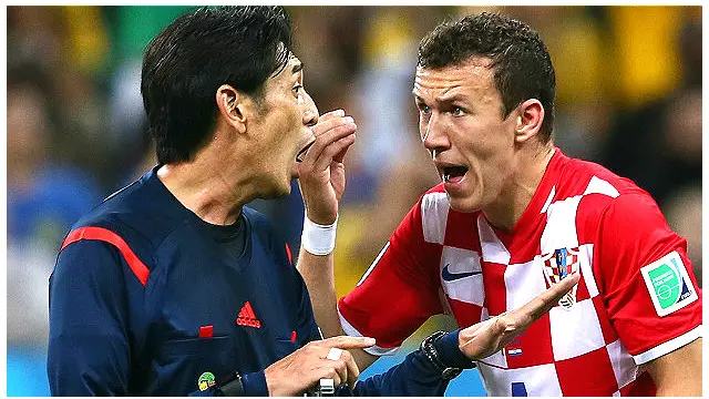 Seorang pemain Liga Primer bisa diganjar kartu kuning ketika memperlihatkan reaksi agresif terkait keputusan ofisial pertandingan.