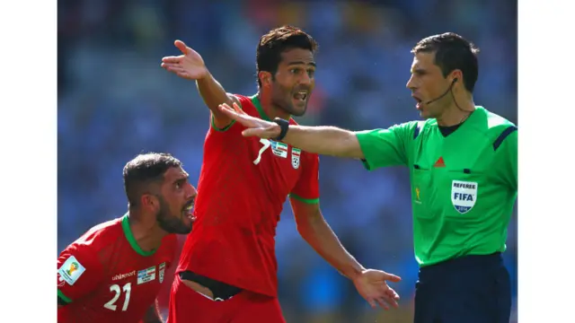 د ایران لوبغاړو د تیرې ورځې په لوبه کې ډیره ښه دفاع وکړه. دلته په دې صحنه کې دوی د پینلټي غوښتنه کوي.