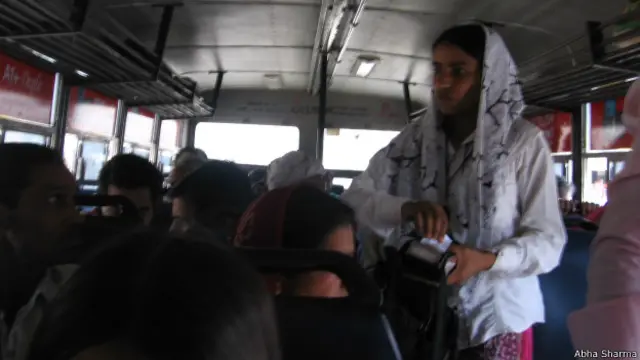 मंजु प्रजापति बस में लोगों का टिकट काटते हुए