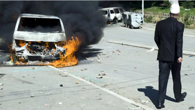 اضرم المتظاهرون النار في سيارات عائدة لشرطة كوسوفو وبعثة الاتحاد الاوروبي