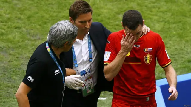 بیلجیئم کے دفاعی کھلاڑی تومس ورمالن زحمی ہوکر میدان سے چلے گئے تھے۔