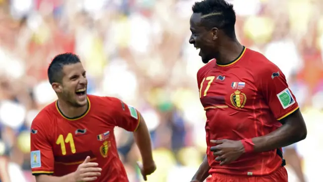 د بلجیم بریدګر لوبغاړي ډایوک اوریګي د لوبې په ۸۷مه دقیقه کې ګول وکړ. ورسره څنګ کې د بلجیم بل لوبغاړی کېون میرالس دی.