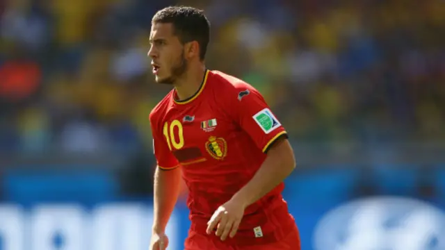 Hazard hoạt động tích cực bên cánh phải của tuyển Bỉ.