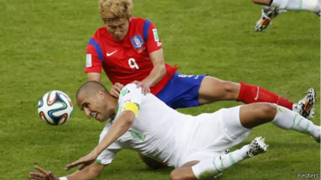 الفوز يعزز فرص الجزائر في الصعود للدور الثاني 