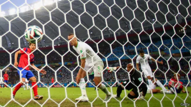 Koo Ja-cheol (trái) ghi bàn, giúp Hàn Quốc rút ngắn khoảng cách