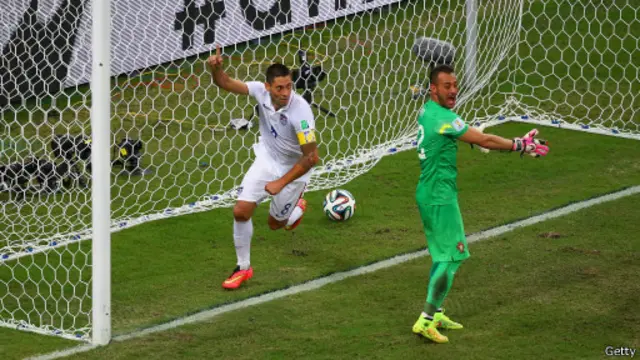 Dempsey đưa Mỹ vượt lên với cú đỡ bóng bằng ngực ở cự ly gần ở phút 81