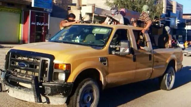 Các chiến binh Isis đang tuần tra trên đường phố Fallujah