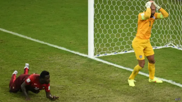 Varela (trái) gỡ hòa vào những giây cuối cùng của trận đấu