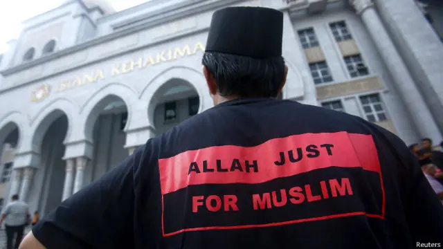 मलेशिया, अदालत के बाहर एक मुस्लिम व्यक्ति