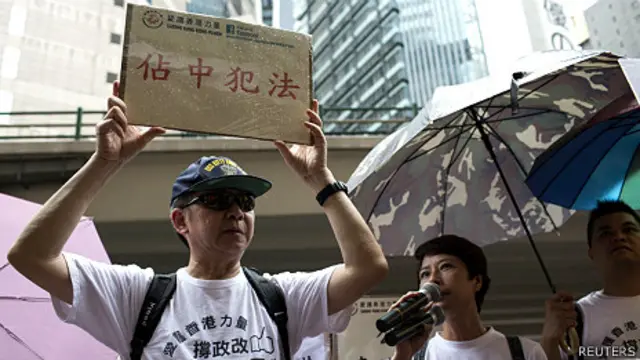 反對「和平佔中」行動的抗議者