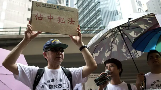 亲北京示威者在“占领中环”投票铜锣湾教协票站外喊口号反对是次投票（22/6/2014）