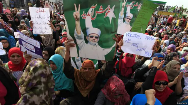 ہوائی اڈے کے قریب پولیس نے کارکنان کو منتشر کرنے کے لیے آنسو گیس کا استعمال کیا