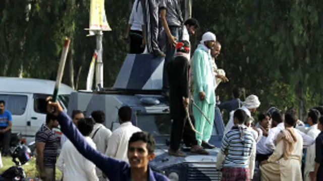 مظاہرین کے ہاتھوں میں ڈنڈے بھی تھے جو اُنھوں نے مختلف گاڑیوں میں چھپا کر رکھے تھے