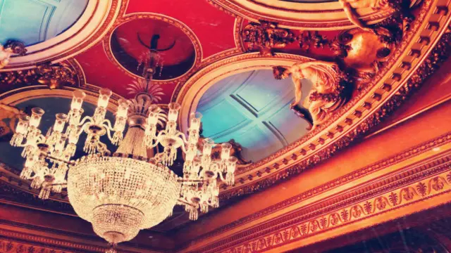 剧院内部装饰华美细致