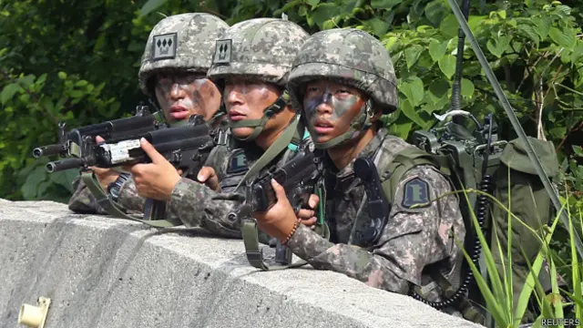 韓國士兵於江原道高城郡圍捕槍擊同袍士兵（23/6/2014）