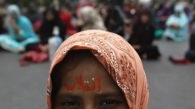 اس سے قبل جنوری 2013 میں طاہر القادری نے اپنے سینکڑوں کارکنوں سمیت اسلام آباد میں چار روز تک دھرنا دیا تھا جو حکومت کے ساتھ مذاکرات کے بعد ختم ہوا تھا۔