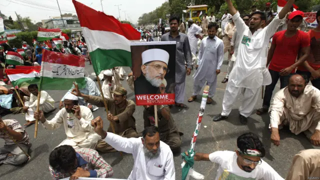 چھلے ہفتے پنجاب کے دارالحکومت لاہور کے علاقے ماڈل ٹاؤن میں منہاج القرآن کے سیکریٹیریٹ کے قریب پولیس اور پاکستان عوامی تحریک کے کارکنوں کے درمیان تصادم میں کم از کم آٹھ افراد ہلاک اور 97 کے قریب زخمی ہوگئے تھے۔