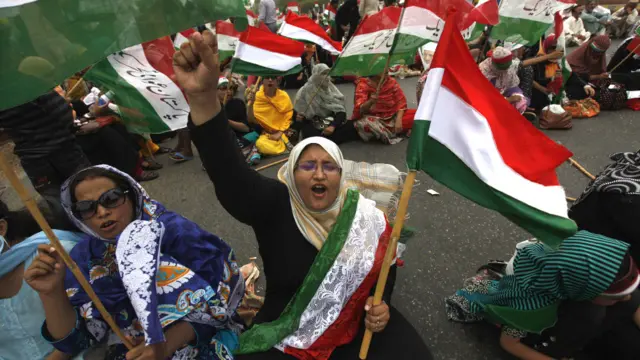 گذشتہ روز اتوار کو منہاج القرآن کے مرکزی دفتر کے ترجمان حفیظ چوہدری نے بی بی سی کو بتایا تھا کہ ’600 سے زائد کارکن گرفتار ہو چکے ہیں اور حکومت کی طرف سے سکیورٹی کے حوالے سے کوئی نوٹس نہیں ملا لیکن اگر آیا بھی تو ہم اسے وصول نہیں کریں گے۔‘