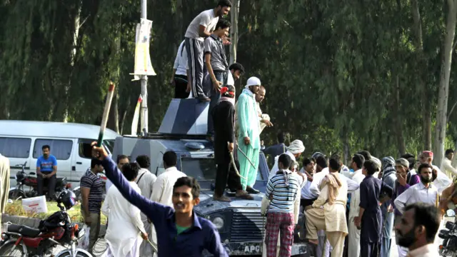 سرکاری ذرائع ابلاع کے مطابق ہوائی اڈے کے قریب پولیس نے کارکنان کو منتشر کرنے کے لیے آنسو گیس کا استعمال کیا۔