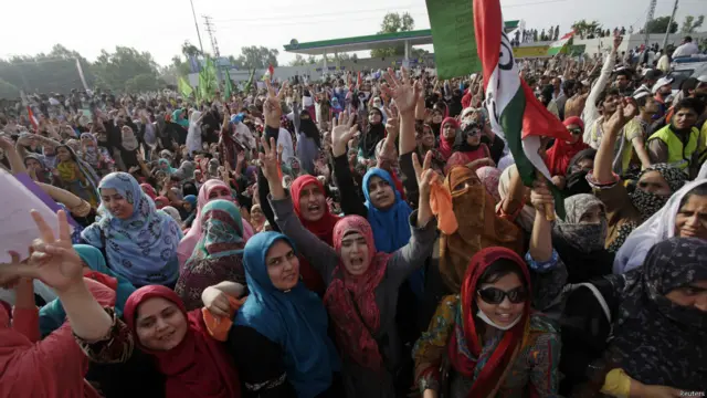 لاہور میں طاہر القادری نے جہاز سے نجی ٹی وی چینل سماء سے بات کرتے ہوئے کہا کہ ’یہ ریاستی دہشت گردی کی ایک اور بدترین مثال ہے۔ مسافر اترنا نہیں چاہتے اور میں نہیں اترنا چاہتا۔ جہاز واپس اسلام آباد جائے گا۔ دفاعی ادارے کہاں ہیں اور کیا فوج نہیں دیکھ رہی کہ کیا ہو رہا ہے۔‘ ان کا کہنا تھا کہ جب تک فوجی افسر نہیں آتے وہ جہاز سے نہیں اتریں گے۔ ان کا کہنا تھا کہ وہ فوج کو ماشل لا کے لیے نہیں سکیورٹی کے لیے بلا رہے ہیں۔