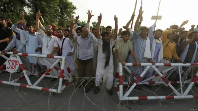 پاکستان عوامی تحریک کے کارکنان کی بڑی تعداد نے ایئر پورٹ کی جانب جانے کی کوشش کی اور لوگوں نے پولیس اہلکاروں پر پتھراؤ کیا۔
