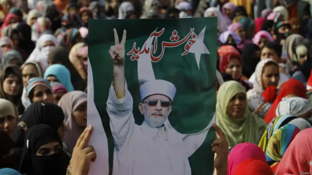 پاکستان عوامی تحریک کے سربراہ طاہرالقادری کے وطن واپسی پر ان کے حامیوں کی ایک بڑی تعداد اسلام آباد ایئرپورٹ کے باہر جمع تھی۔ امارات کی پرواز کا رخ اسلام آباد سے لاہور کی موڑ دیا گیا جبکہ لاہور ایئر پورٹ پر لینڈ کرنے کے بعد طاہرالقادری نے جہاز سے اترنے سے انکار کر دیا تھا۔