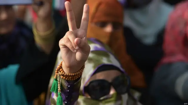 لاہور ہوائی اڈے پر جہاز کے اترنے کے بعد پاکستان عوامی تحریک کے کارکنان کی بڑی تعداد ہوائی اڈے پہنچ گئی۔