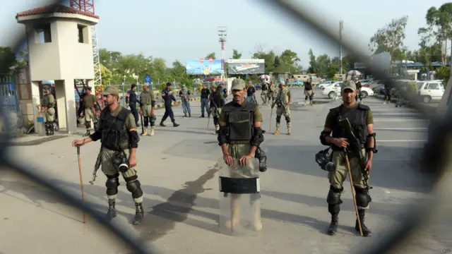 ان کی آمد سے پہلے پنجاب حکومت نے راولپنڈی میں دفعہ 144 نافذ کر دی تھی۔ اسلام آباد انٹرنیشنل ایئر پورٹ کی جانب جانے والے راستوں پر پولیس کی بھاری نفری تعینات تھی۔ 