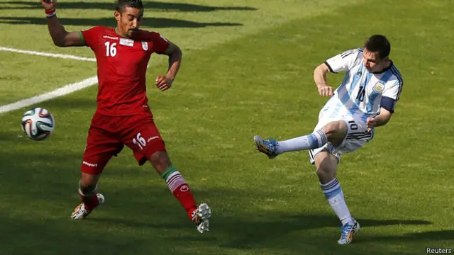 Месси бьет по воротам