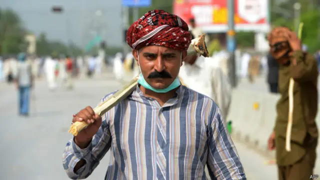 ۔۔۔ پیر کو پاکستان عوامی تحریک کے کارکنوں کی بڑی تعداد ہوائی اڈے پہنچی