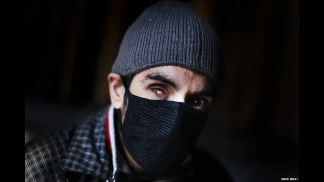 जब उनसे ऊपर की तरफ निशाना लगाया जाता है तो वे आंखों को गंभीर नुकसान पहुंचा सकती हैं. ये व्यक्ति अपना नाम ज़ाहिर करना नहीं चाहता. इसे 2011 में श्रीनगर में हुए प्रदर्शनों के दौरान आंख पर चोट लगी.