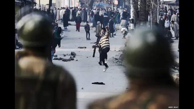 कश्मीर में 2010 में हुए भारत विरोधी प्रदर्शनों में पेलेट गनों का ख़ूब इस्तेमाल किया गया. कश्मीर के एक अग्रणी अस्पताल एसके इंस्टीट्यूट ऑफ मेडिकल साइंसेज़ के एक अध्ययन के अनुसार चार महीनों के प्रदर्शन के दौरान पेलेट गनों के कारण लगभग छह लोगों की मौत हुई हैं जबकि 198 लोग घायल हुए.