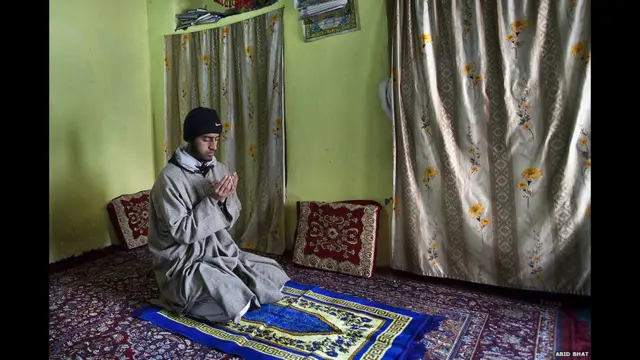 19 वर्ष के फैज़ान तांत्रे बारामूला में अपने घर पर नमाज़ पढ़ रहे हैं. उनका कहना है कि जब फरवरी 2011 में वह अपने दोस्तों से बात कर रहे थे तो उन पर पेलेट गन से वार किया गया. इससे उनकी बाईं आंख की 70 फीसदी दृष्टि चली गई और जब भी वो बाहर जाते हैं तो इसे ढकते हैं.