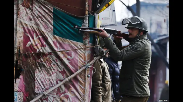 पेलेट गन से छर्रे को तेज़ी से बाहर निकालने के लिए हाइड्रोलिक बल का प्रयोग किया जाता है. सैकड़ों छर्रे निकलते हैं जिनसे शरीर पर कई तरह की चोटें आ सकती हैं.