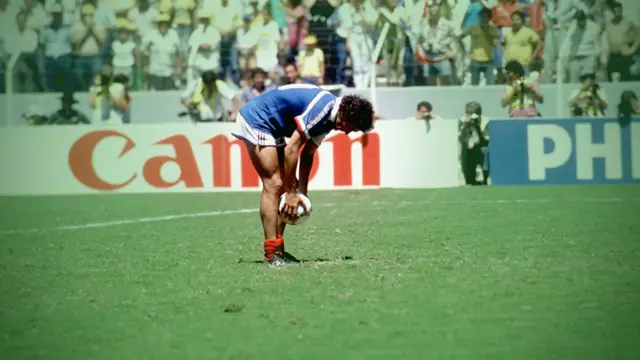 میشل پلاتینی در بازی حساس نیمه نهایی ۱۹۸۶ مقابل برزیل ضربه اش را گل نکرد، اما نهایتا فرانسه پیروز شد و صعود کرد