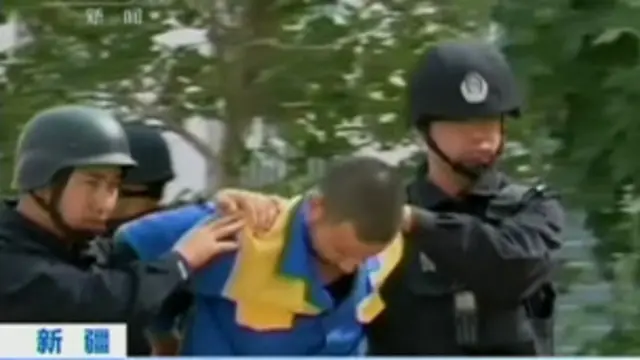 سنکیانگ کے حکام پرتشدد کارروائیوں کا الزام اویغور آبادی پر لگاتے ہیں جبکہ اویغور رہنما ان الزامات کی تردید کرتے ہیں